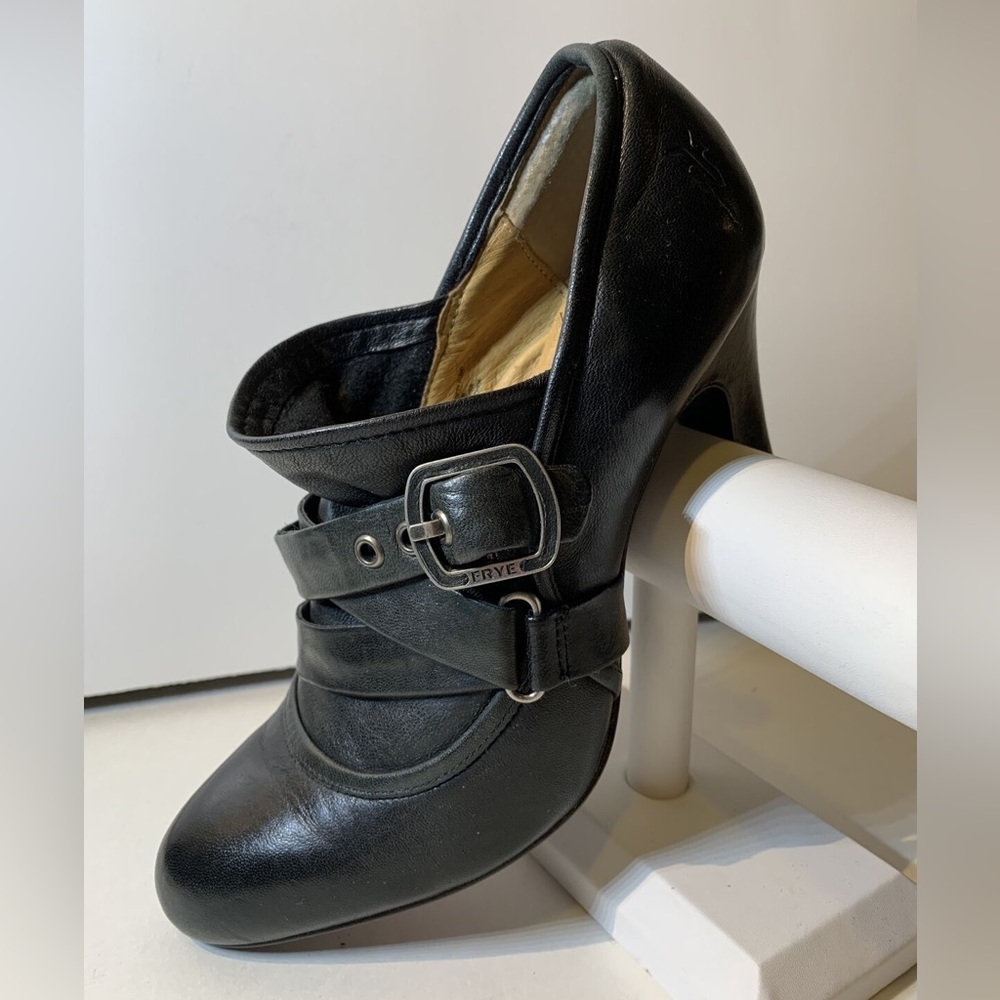 FRYE Women’s 7.5 Black Allie Softy Criss-Cross Buckle Strap Heeled Booties Pumps